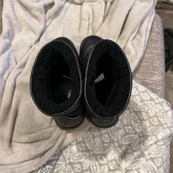 Men's UGG Boots Beacon Mid Calf Pull On 5485
Black Leather Biker Uggs size 9 - Picture 7 of 7